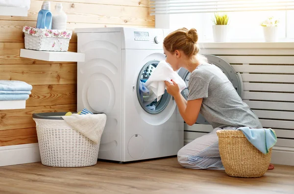 Happy housewife woman in laundry room with washing machine — Stock Photo, Image