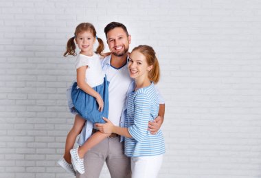 mutlu aile anne baba ve çocuğun yanında boş bir duvara