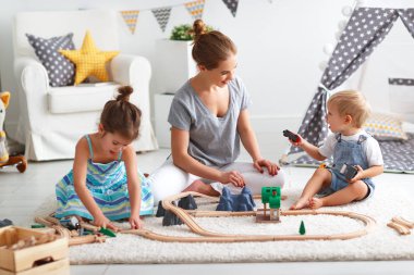 aile anne ve çocuk oyuncak tren playroo içinde oyun