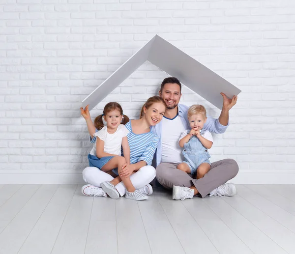 Concepto de vivienda de una familia joven. madre padre e hijos en n — Foto de Stock