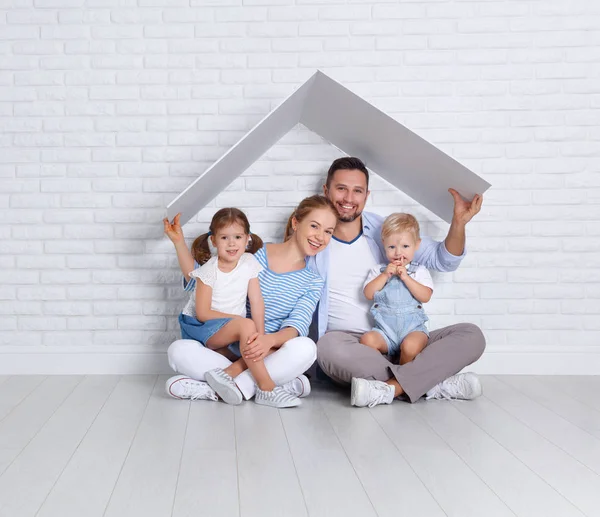 Concept huisvesting van een jong gezin. moeder vader en kinderen in n — Stockfoto