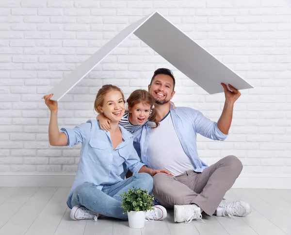 Concept housing   young family. Mother father and child in new h — Stock Photo, Image