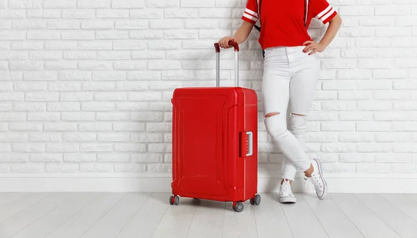 Konsep perjalanan dan pariwisata. kaki gadis dengan koper merah ne — Stok Foto