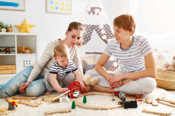 Familia madre padre e hijo jugando juntos en pl niños —  Fotos de Stock