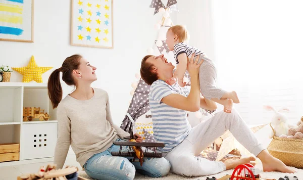 Aile anne baba ve oğul birlikte oynayan çocuk pl içinde — Stok fotoğraf
