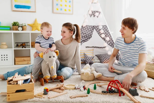 Famiglia madre padre e figlio giocare insieme in bambini pl — Foto Stock