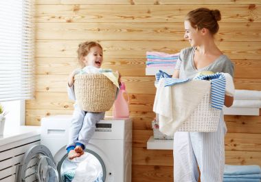 Mutlu aile anne ev kadını ve çocuğunu j ile Çamaşırhane