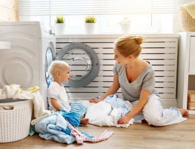 Mutlu aile anne bebek ve ev kadını oğul Çamaşırhane yük