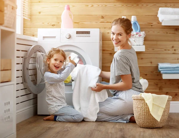 Glückliche Familienmutter Hausfrau und Kind in der Wäscherei mit Waschmaschine — Stockfoto