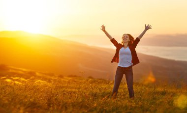 Doğa IOmuz açık elinde Sunset'teki mutlu kadın