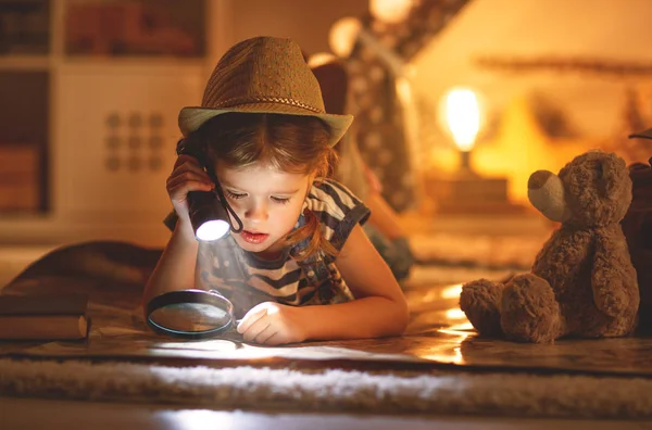 Divertente turista bambina con torcia elettrica e mappa del mondo e backp — Foto Stock