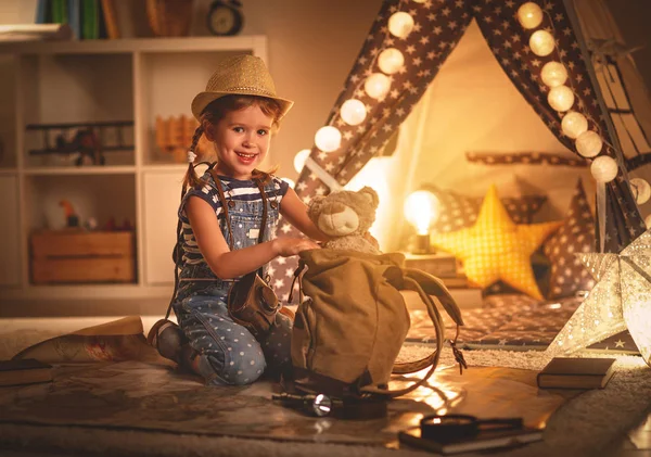 Lustige Kindermädchen Touristin mit Taschenlampe und Weltkarte und Rucksack — Stockfoto