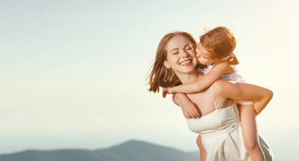 In de zomer buiten en gelukkige familie. moeder knuffel kind dochter een — Stockfoto