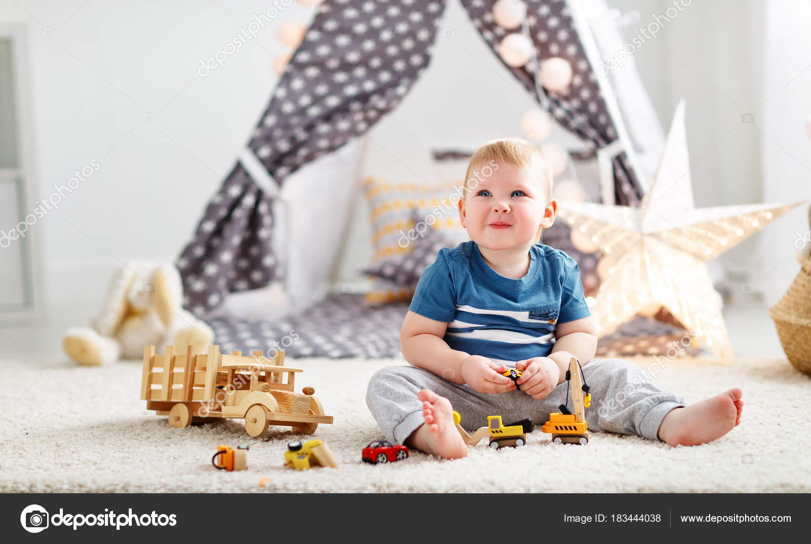 Bebe Garcon Avec Des Voitures Jouets Dans La Salle De Jeux Pour Enfants Image Libre De Droit Par Evgenyataman C Bebe Garcon Avec Des Voitures Jouets Dans La Salle De Jeux Pour Enfants Image Libre De Droit Par Evgenyataman C