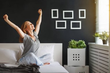 genç kadın sabah yatak odasında windo tarafından uyandım