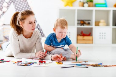 çocukların yaratıcılık. Çizim birlikte anne ve bebek evlat 