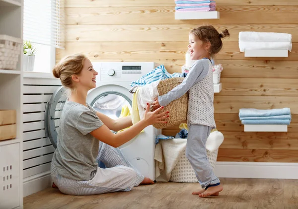 Mère de famille heureuse femme au foyer et enfant dans la blanchisserie avec lavabo — Photo