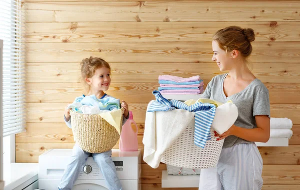 Glückliche Familienmutter Hausfrau und Kind in der Wäscherei mit Waschmaschine — Stockfoto