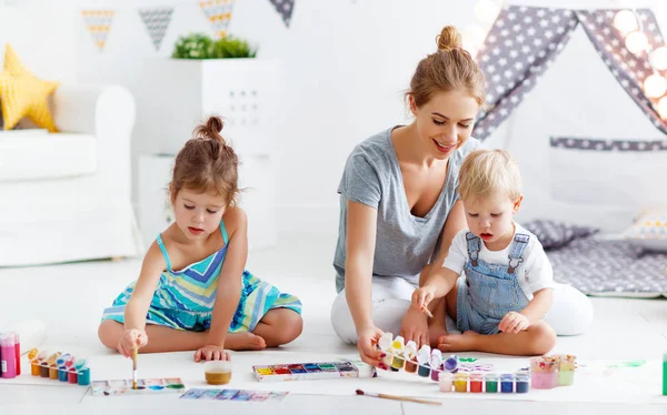 Creatividad de los niños. madre e hijos dibujan pinturas en el juego — Foto de Stock