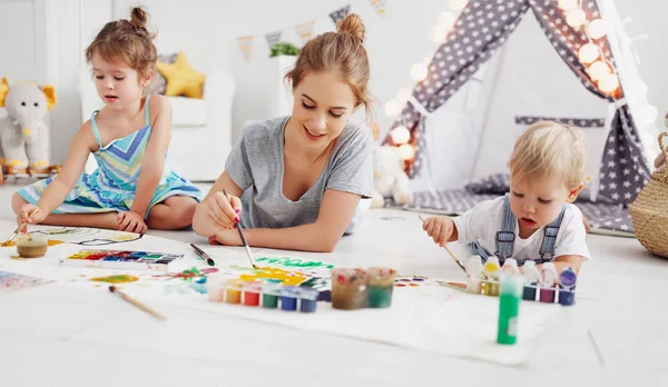 Kinder creativiteit. moeder en kinderen tekenen verven in het spel — Stockfoto