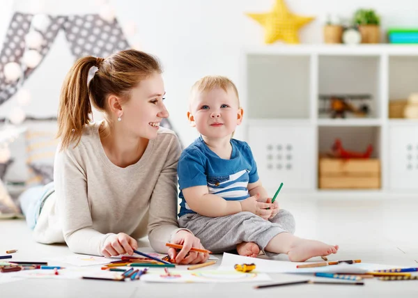 Creatività dei bambini. madre e bambino figlio disegno insieme — Foto Stock