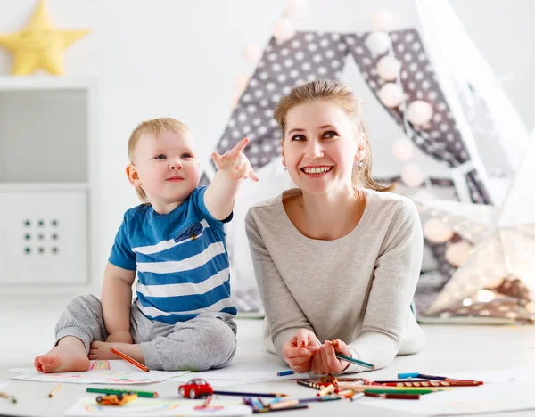 Barn kreativitet. mor och baby son ritning tillsammans — Stockfoto