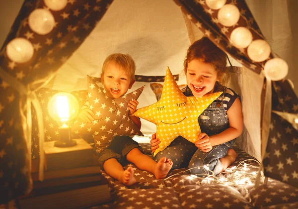 Feliz familia niños hermano y hermana jugar, risa y abrazo i — Foto de Stock