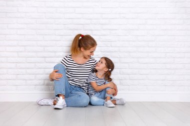 mutlu aile anne ve çocuk kızı boş bir duvara yakın: