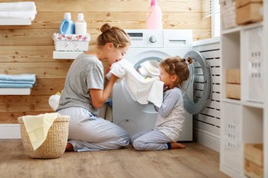 Mutlu aile anne ev kadını ve çocuğunu j ile Çamaşırhane