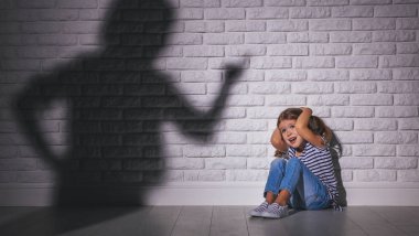 Aile içi şiddet. öfkeli anne kızıyor korkmuş kız