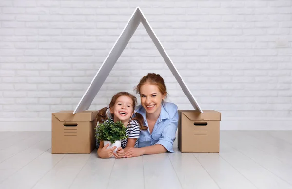 Conceito de habitação, hipoteca e recolocação familiar mãe e ch — Fotografia de Stock