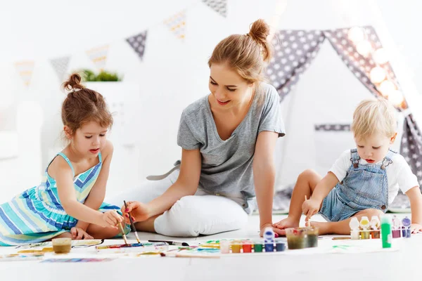 La créativité des enfants. mère et les enfants dessinent des peintures dans le jeu — Photo