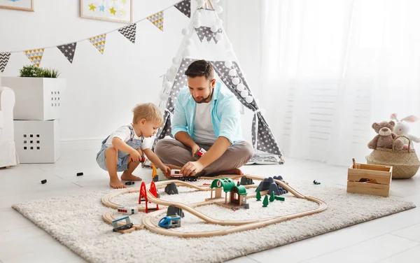 Família feliz pai e filho criança brincando no brinquedo ferroviário em pl — Fotografia de Stock