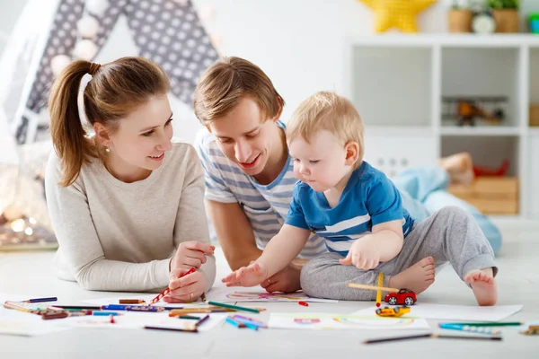 Children's creativity. happy family mother father and   son draw — Stock Photo, Image