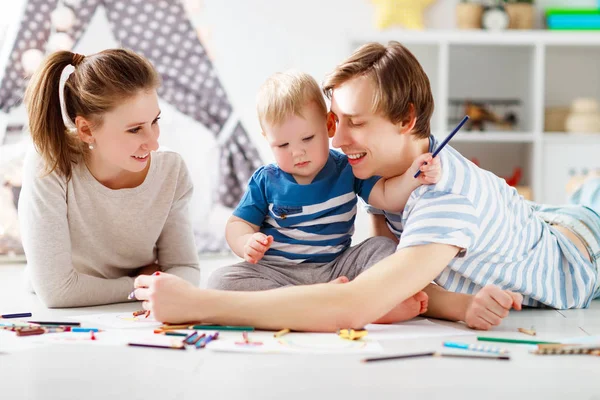 Дитяча творчість. щаслива сім'я мати батько і син малюють — стокове фото