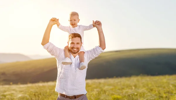 Father's day. Gelukkig gezin vader en peuter zoon spelen en l — Stockfoto