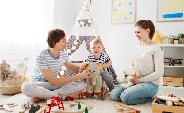 Família mãe pai e filho brincando juntos no pl das crianças — Fotografia de Stock
