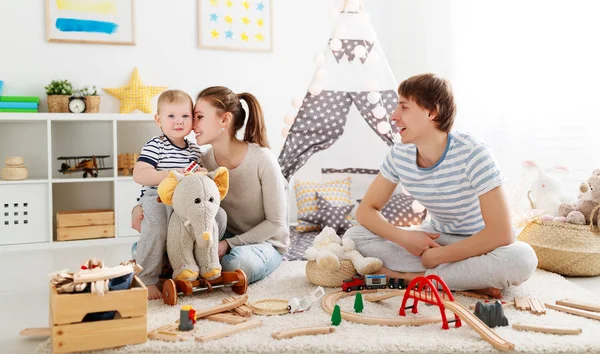 Aile anne baba ve oğul birlikte oynayan çocuk pl içinde — Stok fotoğraf