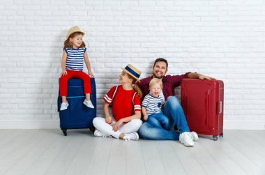 kavram seyahat ve Turizm. bavul w yakınındaki ile mutlu aile