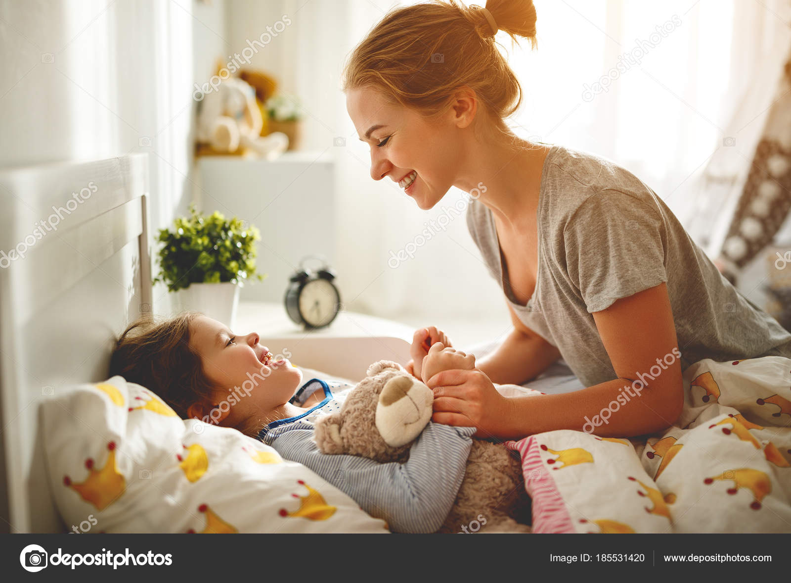 Мать разбудила. Пробуждение мамой ребенка. Мама будит утром ребенка. Мама будит ребенка картинка. Картинка мама будит ребенка утром.