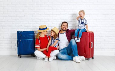 kavram seyahat ve Turizm. bavul w yakınındaki ile mutlu aile