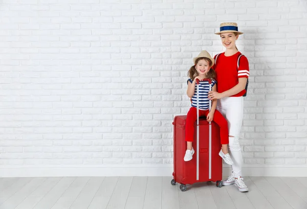 Konsep perjalanan dan pariwisata. ibu dan anak perempuan dengan suitc — Stok Foto