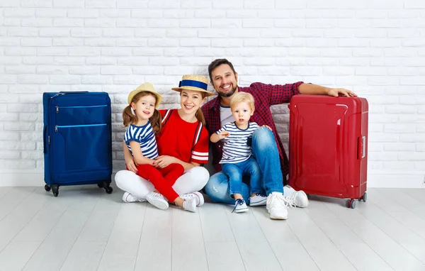 Concept voyage et tourisme. famille heureuse avec valises près w — Photo