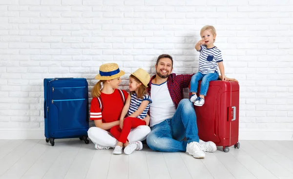 Concepto de viajes y turismo. familia feliz con maletas cerca de w — Foto de Stock