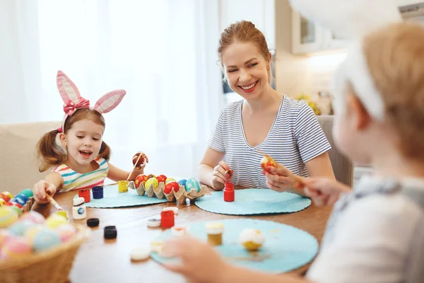 ¡Feliz Pascua! familia madre e hijos pintan huevos para holida — Foto de Stock