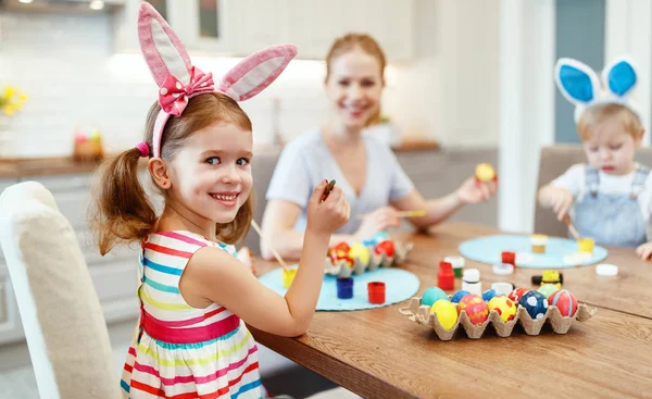 Happy easter! family mother and children paint eggs for   holida — Stock Photo, Image