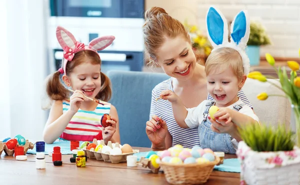 Buona Pasqua! famiglia madre e figli dipingere uova per holida — Foto Stock