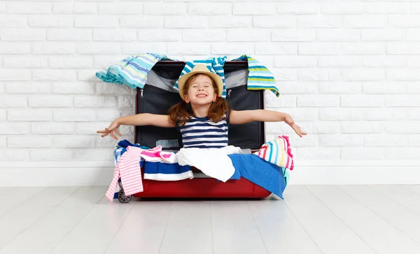 Concepto de viaje. niña divertida feliz con maleta —  Fotos de Stock