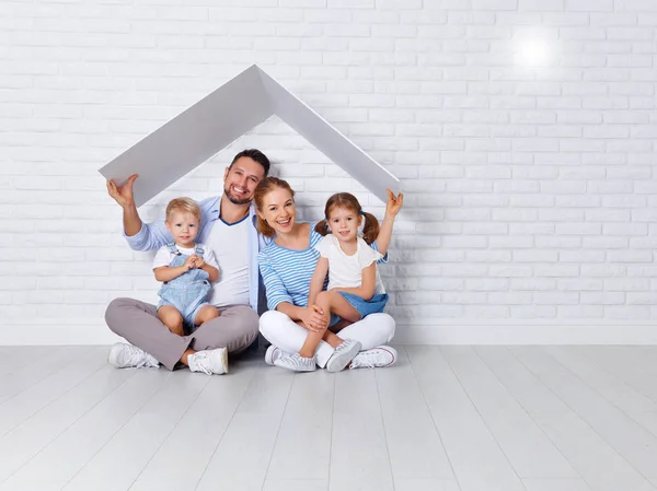 Concept huisvesting van een jong gezin. moeder vader en kinderen in n — Stockfoto