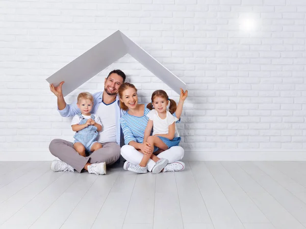 Conceito habitação uma família jovem. mãe pai e filhos em n — Fotografia de Stock